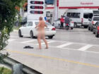 Лысый голый мужчина бросался на машины на трассе в Сочи