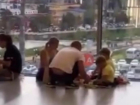 В торговых центрах Сочи люди вынуждено едят прямо на полу