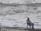 Ради эпичного фото мужчина залез в штормовое море в Сочи на стуле