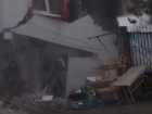Шторм разрушил трехэтажный дом в Сочи на глазах у жителей