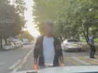  Неадекватный мужчина перекрыл проезд автомобилям в Сочи