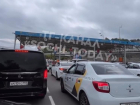 «Все на взводе»: на выезде из аэропорта Сочи образовалась огромная пробка 