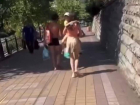 Пользователей сети возмутил гуляющий по центру Сочи полуголый турист