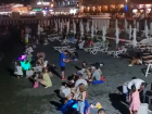 «Даже ночью все забито»: толпы туристов на пляже Сочи попали на видео