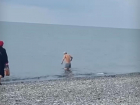 Купающийся поздней осенью в Черном море пенсионер взорвал соцсети