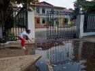 У входа в детскую поликлинику Сочи образовалось болото