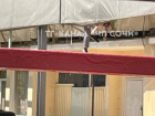 Мужчина упал с высотного здания и повис на рекламном баннере в Сочи