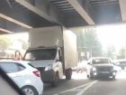  Под мостом в Сочи застрял очередной грузовик