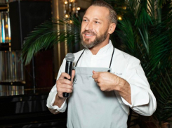 «Нам важно стать звездой»: шеф-повар из Сочи Илья Захаров объяснил, почему готовить — это мужское дело