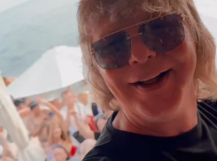  Раздал подарки и устроил фотосессию Андрей Григорьев-Апполонов на открытии своего пляжа в Сочи