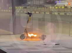 Прокатный электросамокат воспламенился на улице в Красной Поляне