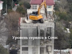 Горожан поразил экскаватор, загнанный на крышу пятиэтажки в Сочи