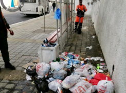 В Сочи автобусные остановки федеральной дороги завалены мусором
