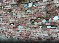 В Сочи отдыхающие сделали стену с камушками «на память»