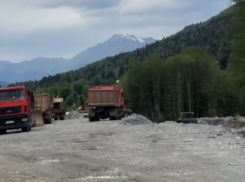 Гид показала строительство дороги из Архыза в Сочи