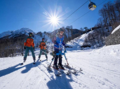Курорт «Роза Хутор» в горах Сочи лидирует по проведению горнолыжных занятий для людей с ограниченными возможностями