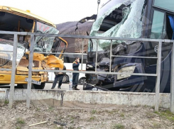 Школьный и экскурсионный автобусы столкнулись на трассе в Сочи