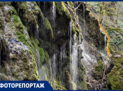 Зимние «Плачущие скалы»: завораживающие кадры самого искристого водопада в Сочи