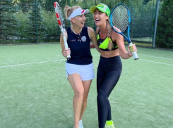 «Большой теннис наконец пришел в мою жизнь»: Ольга Бузова сыграла на сочинском корте с Еленой Весниной