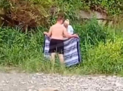 «Ходят в туалет прямо на пляже»: выпившая компания туристов с детьми возмутила россиянку в Сочи