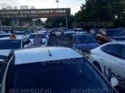 На выезде из аэропорта Сочи образовался автомобильный затор