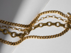 Курьер забрал из магазина золотые украшения для жительницы Сочи, но решил присвоить их себе и сдал в ломбард