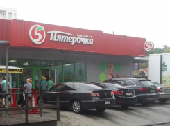 Брюнетка бросалась бутылками вина в супермаркете Сочи