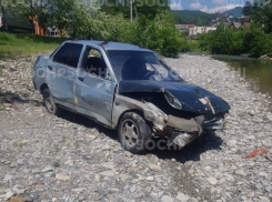 Показали видео, как в Сочи автомобиль снес ограждение и упал в реку