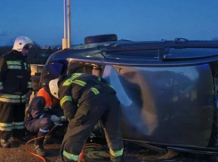 Спасатели Сочи достали людей из искореженной машины, попавшей в ДТП