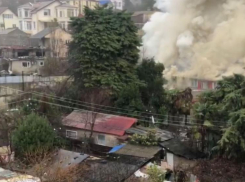 Ветхое общежитие с жильцами внутри загорелось в Сочи