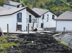 Жителям смытых оползнем домов в Сочи отказали в компенсации ущерба 