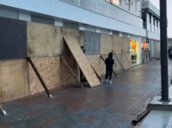 Бетонными блоками перекрыли кафе и рестораны на набережной в Сочи для защиты от шторма