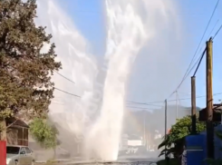 10-метровый фонтан забил ранним утром посреди дороги в Сочи