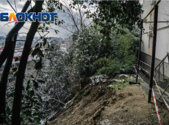 Власти лишь кормят обещаниями: оползень разрушает многоквартирный дом в Сочи на протяжении многих лет