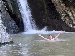 Искупался в водопаде и поднялся на Орлиные скалы: приключения англичанина в Сочи продолжаются