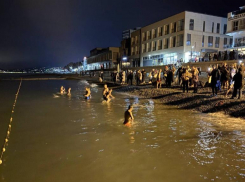 Газовые горелки и толпы людей: как прошли Крещенские купания на море в Сочи