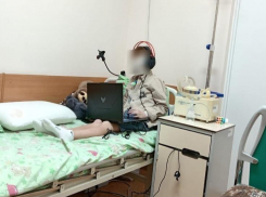 Играет в Roblox и снимает видео: как проводит время в больнице мальчик, чье лицо разорвали собаки в Сочи