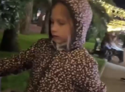 10-летняя девочка продает украшения в центре Сочи, чтобы заработать на акваланг