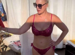 50-летняя Алла Довлатова показала фигуру в бикини на отдыхе в Сочи