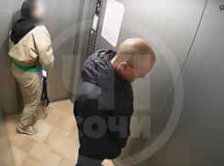 В Сочи мужчина справил нужду в лифте на глазах у соседки