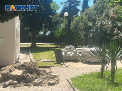 Стройматериалами окружили в Сочи памятник Пушкину в его юбилей