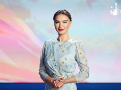 В струящемся платье и с кольцом на безымянном пальце: Алина Кабаева появилась на фестивале в Сириусе