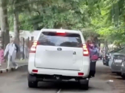 Женщина катала детей на «подножке» автомобиля в Сочи