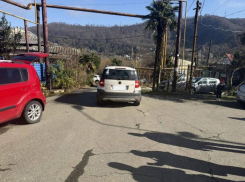 3-летнего ребенка, на самокате выезжающего из-за машины, сбили в Сочи 