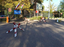 В Сочи избирательный участок открыли, но припарковаться у него невозможно