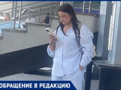 Молодая попрошайка с айфоном клянчит деньги у туристов в Сочи, нагло их обманывая 