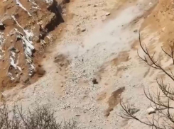 Камнепад произошел на старой краснополянской дороге в Сочи, где хотели запустить туристический паровоз