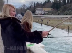 «Ловят теперь все!»: девушки в шубах рыбачили на набережной в Сочи
