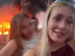  Девушки сняли веселое видео на фоне горящей нефтебазы в Сочи