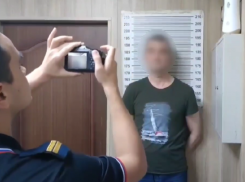 Полиция оперативно нашла вандала, разгромившего машины в Сочи